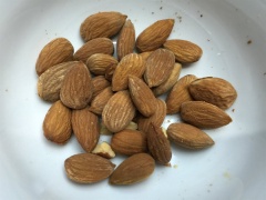 Hạnh nhân bóc vỏ, giã nhuyễn.