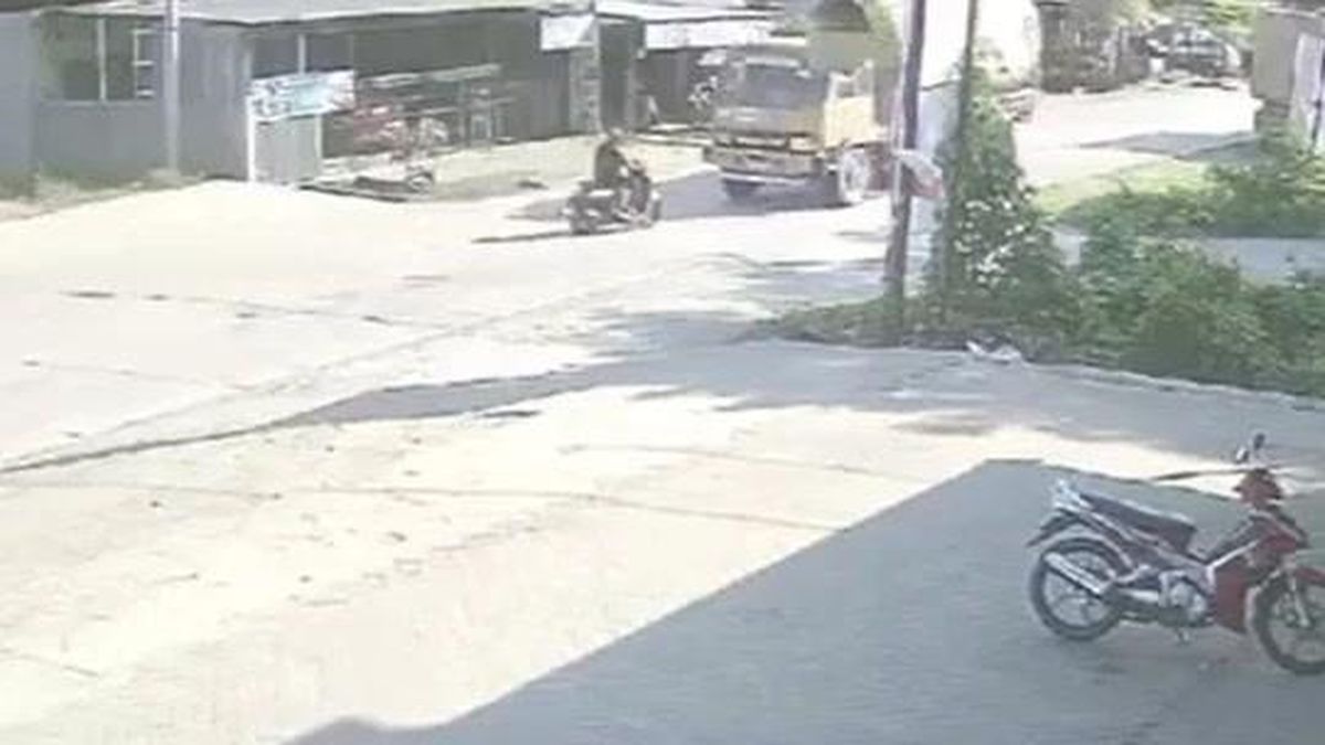 Xe máy tông trực diện xe tải, người đàn ông bị kéo lê 10m vẫn sống sót khó tin - Tạp chí Doanh Nghiệp Việt Nam