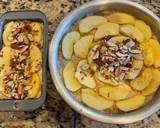 Khi bột đầy khuôn lại xếp trên mặt lớp táo và rắc hạt almond. Nướng với lò airfry nhiệt độ là 205ºC trong 15', sau lấy ra phết butter lên mặt rồi trở lại lò thêm 7' là được