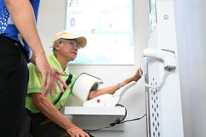 Người cao tuổi thích thú trải nghiệm trạm công dân số - Báo Người Lao Động