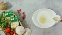 Để nấu canh măng chua cá không bị tanh thì làm sạch ruột cá, bỏ vây và mang, rửa sạch cá diêu hồng cùng với 300ml nước, 10gr gừng và 50ml giấm. Ướp 500gr cá diêu hồng với 3gr muối, 10gr hành tím băm, 10gr đầu hành băm và 5gr ớt băm. Chú ý thoa đều gia vị khắp mình cá và trong khoang bụng để cá được thấm gia vị, ướp cá trong 15 phút.