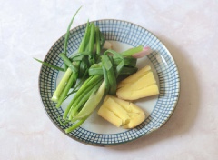 Rửa sạch hành lá và đập hơi dập, buộc lại thành 2 bó hành. Gừng cắt miếng nhỏ, dùng chày giã cho hơi dập.