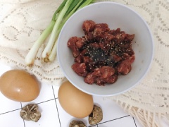 Rửa sạch thịt bò cắt hạt lựu, ướp với 1 muỗng cà phê dầu hào, 1 muỗng cà phê dầu ăn, 1/2 muỗng tiêu rồi trộn đều cho thịt ngấm gia vị. Nấm hương khô rửa rồi ngâm với nước cho mềm, sau đó cũng cắt hạt lựu.