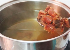 Đường phèn đập nhỏ, cho vào nồi nấu tan. Cho long nhãn và nước long nhãn vào nồi, sôi thêm khoảng 2 phút thì tắt bếp.