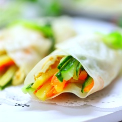 Xếp bánh cuộn rau củ kiểu mới ra đĩa. Sau đó, chuẩn bị thêm các loại sốt chấm bánh cuốn ưa thích nữa nhé. Riêng bản thân mình thì đơn giản thôi. Chỉ cần một chén nước tương đậm đà, thêm chút giấm, đường và vài khoanh ớt cay nữa là tuyệt vời.