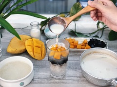 Và thế là tất cả các topping đã chuẩn bị xong rồi, các bạn đập đá thiệt nhỏ, cho từng lớp topping vào theo thứ tự đá bào, thạch sương sáo, xoài, bột báng và sau đó rưới nước cốt dừa lên.