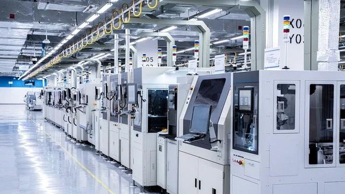 [GALLERY] Robot làm 85% nhưng HONOR vẫn giữ người ở khâu cuối - Báo Tri thức &amp; Cuộc sống