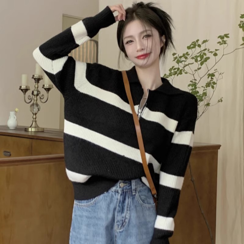 Gestreifter Strickpullover mit Polo-Kragen und Reißverschluss