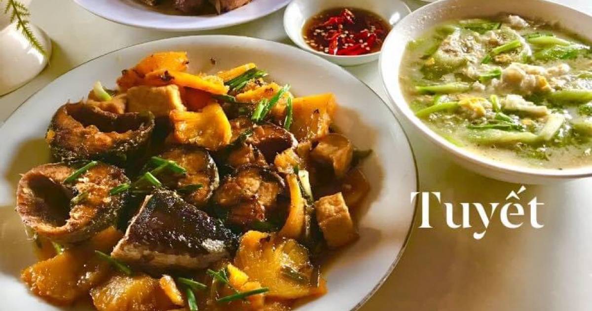 Mâm cơm gia đình : mướp xào trứng, cá sa ba kho thơm, sườn muối chiên