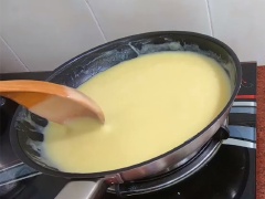 Rửa sạch lòng đỏ trứng muối, cho vào rượu để khử mùi, sau đó mang đi hấp chín. Cho đậu xanh đã nấu chín vào cối xay, xé nhỏ múi sầu riêng bỏ hột, cho thêm 2 muỗng canh đường và 1 nhúm nhỏ muối vào xay đều. Đổ hỗn hợp ra chảo, cho từ từ 1 chén dầu ăn vào, đảo đều đến khi hết dầu ăn thì tiếp tục cho đến khi hết dầu. Đảo đều tay, trên lửa vừa, khi thấy hỗn hợp dần đặc, tay cảm giác nặng, thì cho 1 muỗng canh bột mì pha với nước cho loãng vào, đảo đều tay. Cho đến khi thấy đậu xanh thành 1 khối, không dính chảo, ve thử 1 viên đậu xanh thấy không chảy nhân là đạt.