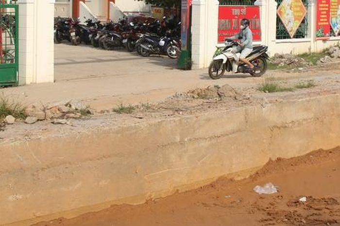 Quốc lộ 14B đào xới dang dở, dân vượt 'hào sâu' mới vào được cổng ủy ban - Báo Người Lao Động