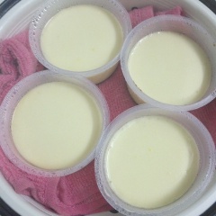 Hấp khoảng 3-5 phút là bánh chín, mở nắp nồi ra xem bánh chín thì lấy ra úp bánh vào đĩa.