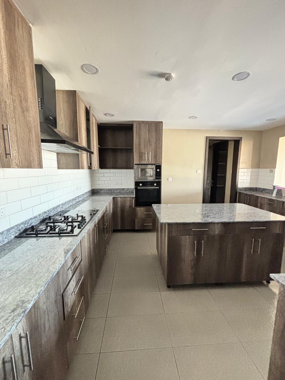 Duplex 4-Bedroom Apartment — photo 7 of 10