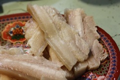 Cho thịt ba chỉ vào nồi nước, luộc chín. Vớt thịt ba chỉ ra, cắt thành miếng mỏng, dài.