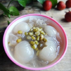 Múc chè ra chén, để nguội và thưởng thức. Còn gì tuyệt hơn khi cả nhà quây quần bên nhau thưởng thức món chè này nhỉ?