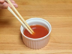 Trong 1 chén khác hòa tan 3 muỗng canh sốt cà chua, 1 muỗng canh rượu trắng, 2 muỗng canh giấm táo, khuấy đều.