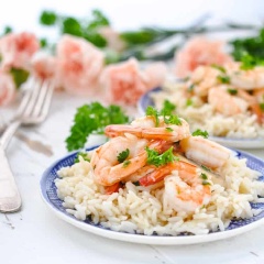 Món này tuyệt vời nhất là khi được dùng nóng với cơm trắng. Tôm xào nấm mỡ có vị tươi mát của nấm hòa cùng vị ngọt tự nhiên của tôm tạo nên một món ăn lạ miệng và rất đưa cơm.