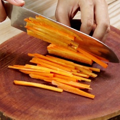Cà rốt, củ cải trắng bào bỏ vỏ, rửa sạch và cắt sợi nhỏ. Hành lá và hẹ cắt khúc.