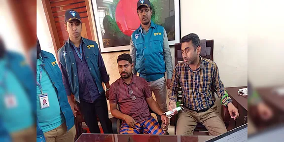 ঘুষের নেশায় বিল আটকে হয়রানি: সোনাগাজীতে ১ লাখ টাকাসহ দুদকের জালে পিআইও ও তাঁর সহকারী