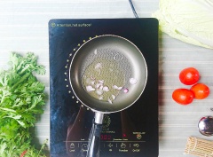 Cà chua rửa sạch, bổ làm 6. Phi thơm hành củ, cho cà chua vào xào chín, đảo đều cho cà chua ra nước.