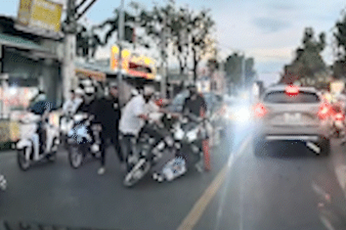 Xác minh vụ người đàn ông chở thùng bia bị thanh niên đấm liên tiếp vào mặt - Báo Pháp Luật TP.HCM