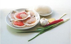 Sò điệp tách vỏ, làm sạch, giữ lại vỏ sò. Trong món sò điệp hấp miến này, bạn cũng dùng gia vị chủ yếu là tỏi và ớt, đặc biệt có thêm thành phần miến. Miến được ngâm nước ấm cho nở mềm. Gừng thái sợi, ớt và tỏi bằm nhỏ.