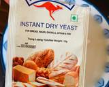 Hoà tan men khô với nước ấm nhẹ. Để 5 phút cho men được khởi động. Nếu thấy bọt khí nổi lên là men tốt.