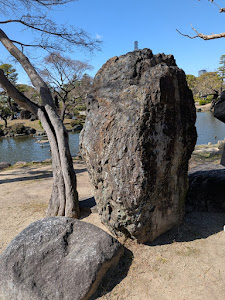 ただのでかい石
