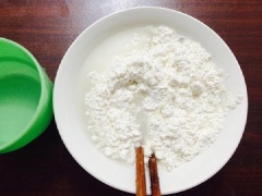 Đổ bột chiên giòn ra bát to, từ từ thêm nước và khuấy đều để tạo độ sánh vừa cho bát bột. Để bột nghỉ chừng 5 phút cho bột nở hết, tôm ngấm gia vị.