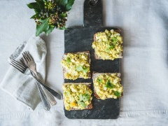 Bánh mì salad bơ trứng beo béo, chua chua, mềm mềm, ngon đến khó cưỡng lại. Bạn có thể thử làm ngay món cực dễ này cho bữa sáng thêm phần hấp dẫn, tuyệt vời hơn nè.