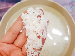 Nếp vo sạch, ngâm qua đêm hoặc ngâm 6-8 tiếng cho nếp nở mềm. Bắp rửa sạch, dùng dao bào mỏng. Nếp sau khi ngâm thì vớt ra rổ cho thật ráo. Sau đó cho bắp vào trộn chung với nếp. Cho 1/2 muỗng cà phê muối vào nếp rồi trộn đều.