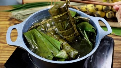 Luộc bánh: Cho bánh vào một cái nồi lớn, luộc ngập nước trong khoảng 2,5 đến 3 tiếng đồng hồ là bánh chín. Lấy bánh ra khỏi nồi, xả dưới vòi nước lạnh rồi treo lên cho bánh ráo.