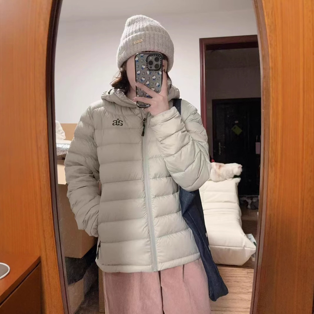 Short down jacket with hood and print