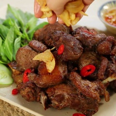 Cho thịt ngan đã ướp vào chảo dầu, chiên ở lửa vừa cho đến khi thịt vàng đều và săn lại là được. Cho thịt ngan ra đĩa cùng tỏi phi vàng.
