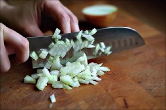 Ớt chuông rửa sạch, cắt nhỏ. Hành tây bóc vỏ, cắt hạt lựu nhỏ.