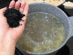 Đun sôi nồi nước. Khi nước sôi hẳn, cho 15gr rong biển khô vào nấu đến khi rong biển nở to hết các lá (có thể ăn thử một ít rong biển kiểm tra độ mềm). Sau đó nêm gia vị: 1 muỗng hạt nêm, một ít đường, một ít bột ngọt tùy vào khẩu vị gia đình mình cân chỉnh nha các chị em.