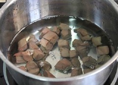 Lấy phần huyết đã được luộc chín ra, cắt thành miếng vuông nhỏ vừa ăn, cho vào nồi nước lạnh, thêm 3 lát gừng, đun sôi, vớt bỏ cặn và bọt rồi thêm hạt nêm.