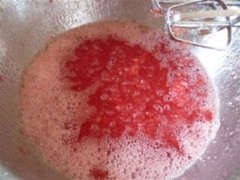 Dùng dao dầm dưa hấu ra. Sau đó dùng máy đánh trứng đánh cho thật nhuyễn.