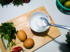 Để pha nước trộn salad bạn hòa nước cốt chanh với đường, 1/4 muỗng cà phê muối và dầu mè, làm ấm nước cốt chanh để dầu và đường hòa quyện dễ hơn.