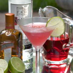 Với các bước làm siêu đơn giản, bạn có ngay một ly cocktail màu hồng quyến rũ, sang trọng, đây còn là một “biểu tượng” cho phái nữ nữa đấy. Sự nổi tiếng và cuốn hút của Cosmopolitan được tạo thành từ Vodka, rượu mùi, nước ép việt quất nên vừa the nồng, vừa chua mát vị trái cây. Cosmopolitan thích hợp có mặt trong những buổi tiệc có sự hiện diện của các quý cô. Cocktail Cosmopolitan vừa đủ cay nồng để làm bữa tiệc thêm sôi động, vừa đủ ngọt ngào để các cô thưởng thức.