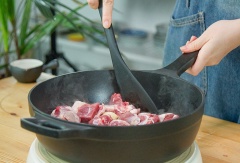 Đun nóng dầu ăn trong chảo, cho gừng, hành lá vào phi thơm, sau đó thả đùi vịt vào chảo đảo đều. Thêm vào 15g sa tế, 2g muối, 5g đường, 15ml rượu nấu ăn, 1 muỗng nước tương, 2 muỗng nước màu vào đảo đều lên cho thấm. Khi thịt đã bám gia vị thì chế lượng nước xâm xấp mặt thịt. Khi nước sôi lên thì hạ nhỏ lửa, đậy nắp, tiếp tục kho thịt, ho chút dầu ăn vào chảo sau đó cho hành và gừng vào phi thơm. Tiếp tục cho vịt vào đảo đều. Sau đó cho sa tế, muối, đường, nước tương, rượu nấu ăn, nước hàng vào đảo cùng. Khi gia vị đã bám vào từng miếng thịt thì thêm nước xăm xắp mặt thịt. Ninh thịt ở mức lửa nhỏ.