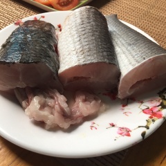 Cá lóc làm sạch, rửa nhiều lần với muối và nước, để ráo rồi cắt làm 3 khúc. Bạn nên chọn mua cá lóc đồng để không bị tanh khi nấu canh nha. Bầu gọt vỏ rửa sạch, cắt thành lát. Bầu được bào thành lát mỏng đều lúc nấu canh sẽ dễ chín giòn đều nhau. Giá, rau quế nhặt rửa sạch để ráo nước. Cà chua rửa sạch, thái múi cau.