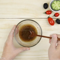 Pha nước trộn: Cho vào chén nhỏ 4 muỗng canh dầu ô liu, 2 muỗng giấm ăn, 1 muỗng nước muối ngâm phô mai Apetina hoặc 1 muỗng cà phê muối, 1 muỗng tiêu. Khuấy đều.