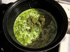 Đầu tiên, đun cách thủy cho kem whipping nóng chảy. Khi kem whipping đạt khoảng 80 độ C, cho 10gr bột matcha vào, khuấy đều, tắt bếp.