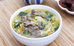 Tắt bếp, thêm hành lá, ngò rí vào nồi canh, múc canh ra tô dùng làm món canh ăn với cơm.