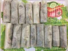 Cho bánh tráng ra mặt phẳng, gấp một mép bánh tráng rồi cho nhân vào. Gấp 2 đầu trước khi cuốn vì như vậy sẽ không bị cháy đầu nem khi chiên.
