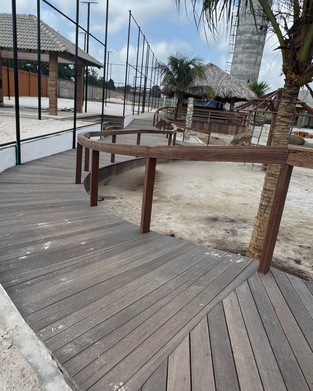 Deck de Madeira — Área do Resort