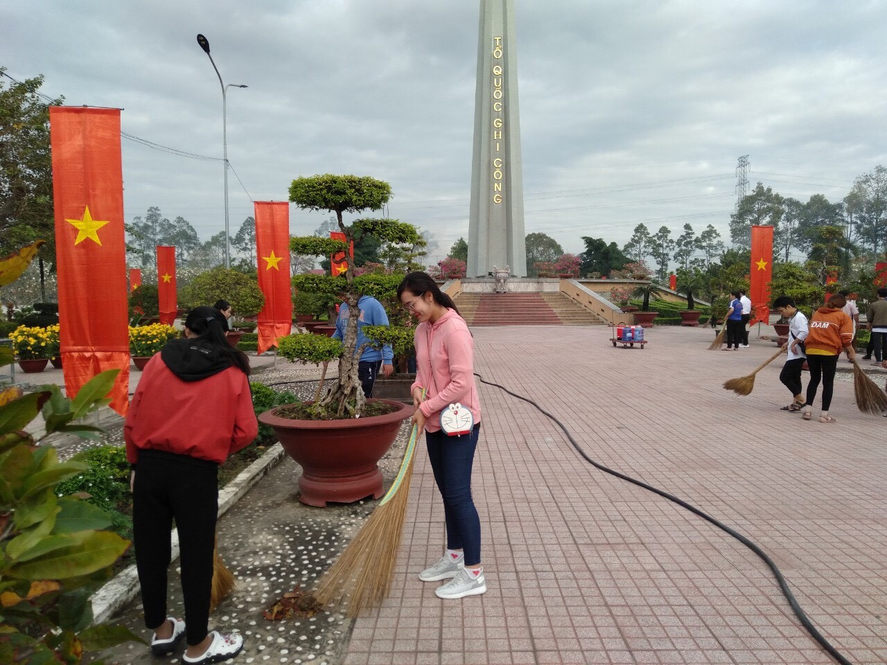 Làm sạch các khu vực tại nghĩa trang