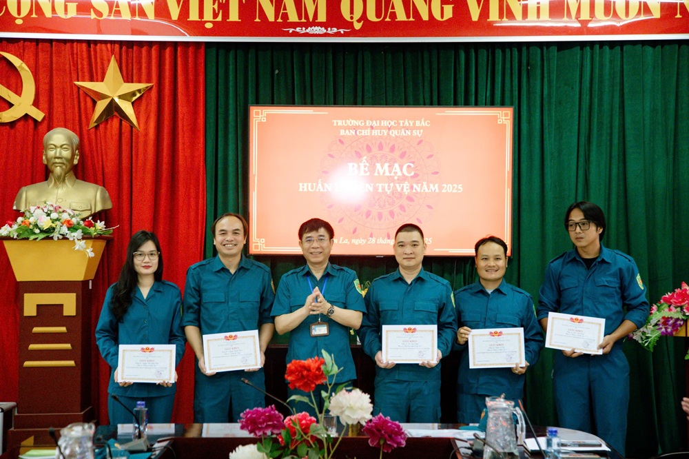 Ban chỉ huy quân sự Trường Đại học Tây Bắc tổ chức lễ dâng hương tại nghĩa trang Liệt sĩ thành phố Sơn La và bế mạc huấn luyện tự vệ năm 2025