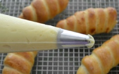 Cho hỗn hợp vào túi bóp kem có gắn đui sao. Nặn hỗn hợp kem trứng vào bên trong bánh ốc quế là xong.